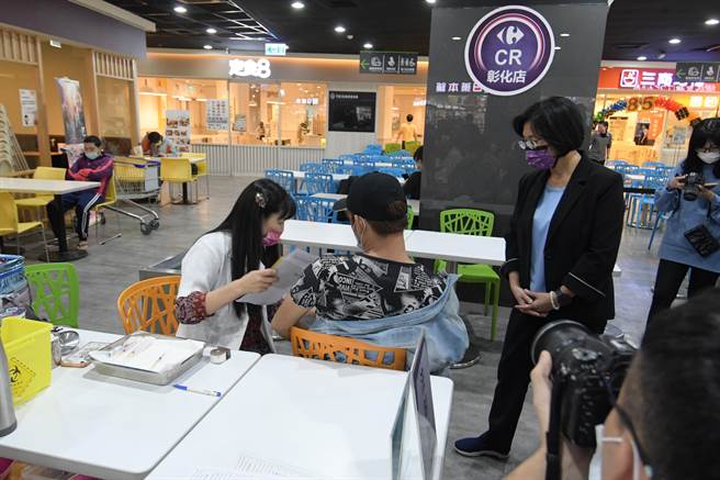 彰化县卫生局8日下午2时至4时30分，在全联6个分店和家乐福彰化店进行莫德纳疫苗接种服务。（吴敏菁摄）