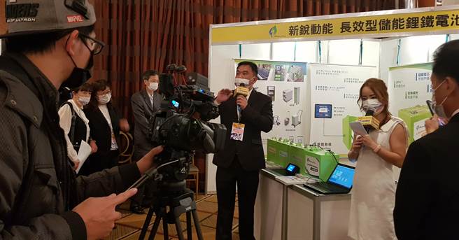 会场有许多智慧科技相关业者展示最新科技应用产品，并以直播方式，透过电信公会 youtube、脸书连结，让其他会员、相关业界同步观看现场的5G智慧化应用论坛及展示。（电信公会提供）