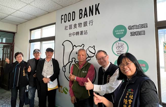 社会局副局长陈坤皇（右一）、社会救助科长陈丽华（右二）、芥菜种会社会救助处处长全国成（右三）、北屯区平安里里长吴亚君（左一）、东海灵粮堂涂天财牧师（左三）与台中市生命树关怀协会张旭文牧师（左二）皆亲临现场见证赠牌仪式。(芥菜种会中区服务中心提供)