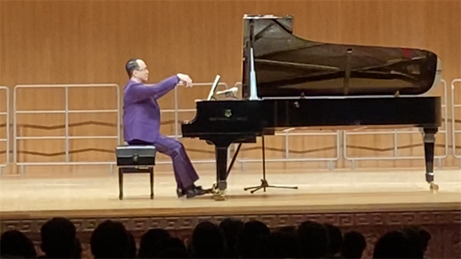 被誉为「天才钢琴家」的陈瑞斌12月15日晚间7点30分将在高雄市文化中心至善厅举办「江文也音乐开箱之旅」。（柯宗纬翻摄）