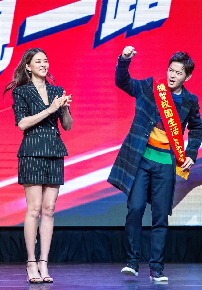 刘香慈把值星带交接给宥胜。（罗永铭摄）