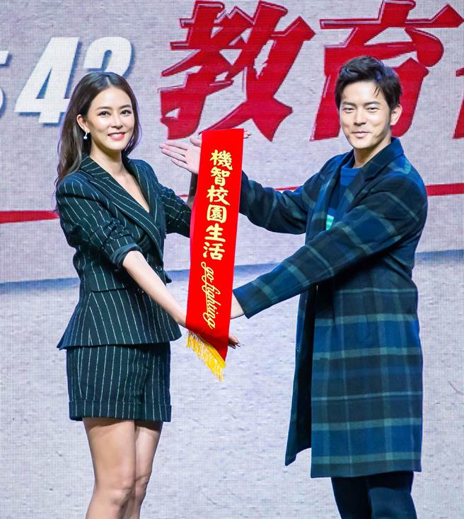 刘香慈把值星带交接给宥胜。（罗永铭摄）