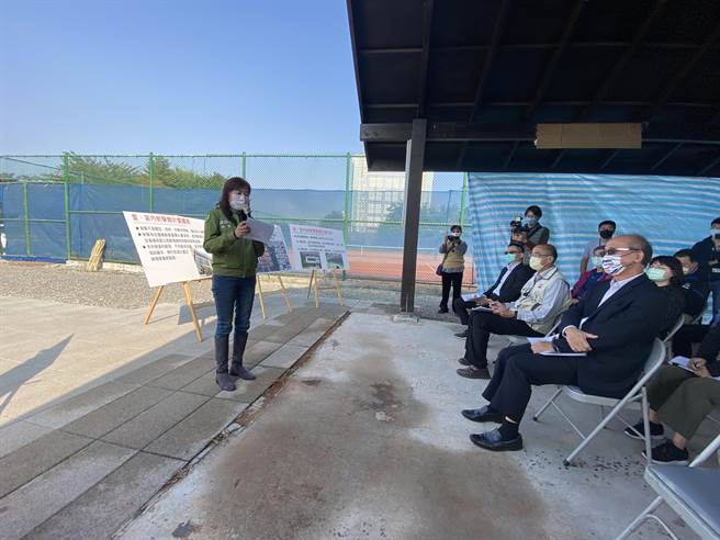 民進黨立委林宜瑾(左)邀集教育部次長林騰蛟（右黑西裝者）勘查，盼能給予經費挹注。（曹婷婷攝）