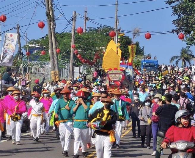 琉球迎王「陆上行舟」8日登场，其王船船身虽没有东港、南州般大，但也格外精致。（谢佳潾摄）