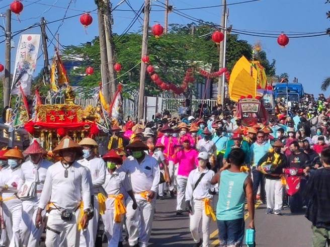 琉球迎王「陆上行舟」8日登场，其王船船身虽没有东港、南州般大，但也格外精致。（谢佳潾摄）