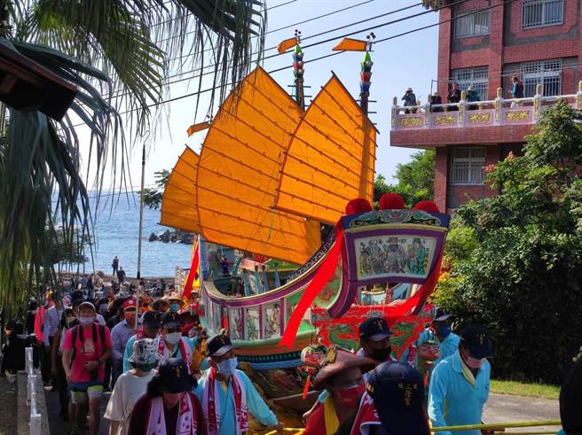 琉球迎王「陆上行舟」8日登场，其王船船身虽没有东港、南州般大，但也格外精致。（谢佳潾摄）