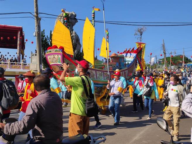 琉球迎王「陆上行舟」8日登场，其王船船身虽没有东港、南州般大，但也格外精致。（谢佳潾摄）