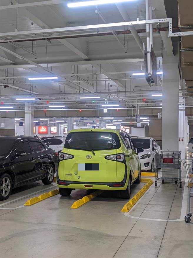 一辆绿色自小客，疑似找不到车位，竟直接将车子停在手推车出入口，让3万人看傻。(图／Costco好市多 商品经验老实说)