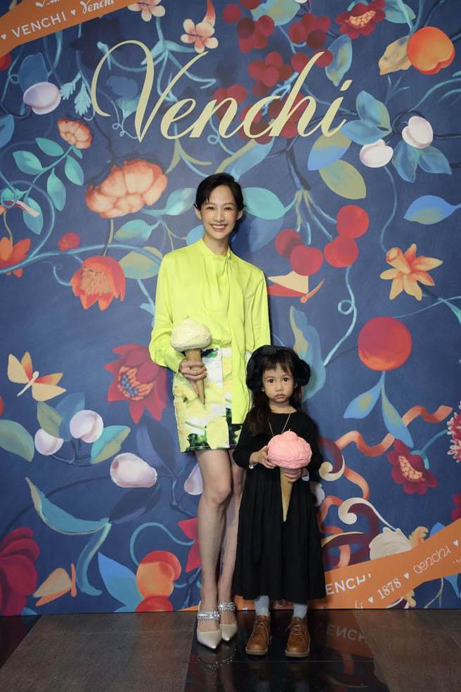 简嫚书偕女儿云大出席Venchi来台周年活动。（Venchi提供）