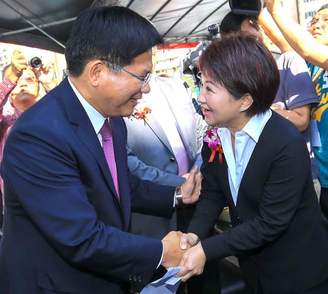 龙燕再战？前台中市长林佳龙为林静仪掌兵符，台中市长卢秀燕在顏宽恒宣布参选时也现身相挺。（资料照．卢金足摄）