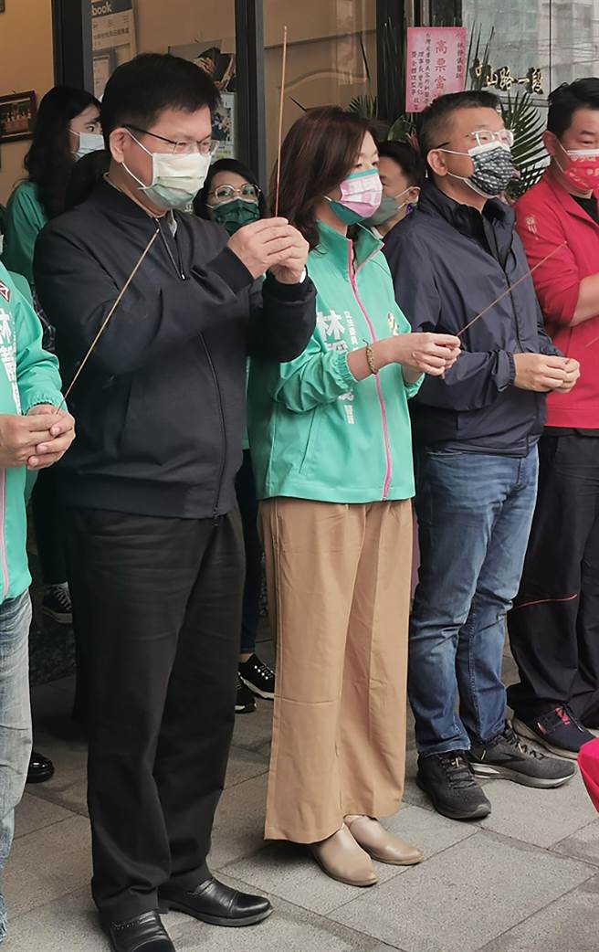 中二选区民进党参选人林静仪（中）获林佳龙（左）出任竞选总部主委、蔡其昌（右）担任后援会总会长，两大咖抬轿。（黄国峰摄）