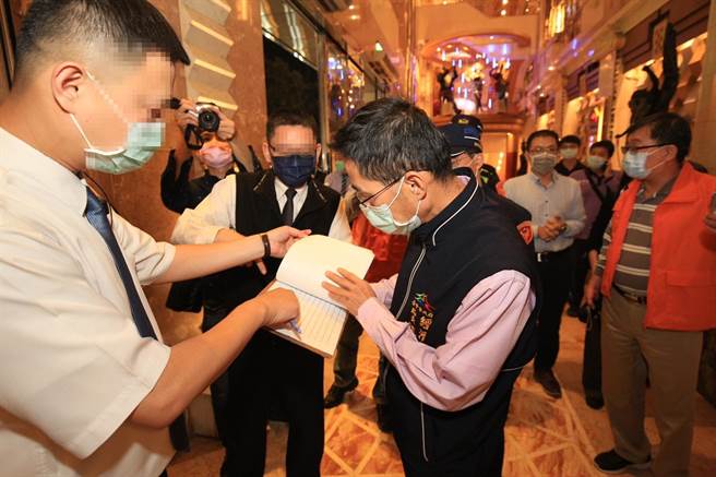 强化消费安全，台中市吁电子游戏场业等特定行业从业人员12／17前须完成第二剂施打。（台中市府提供／卢金足台中传真）