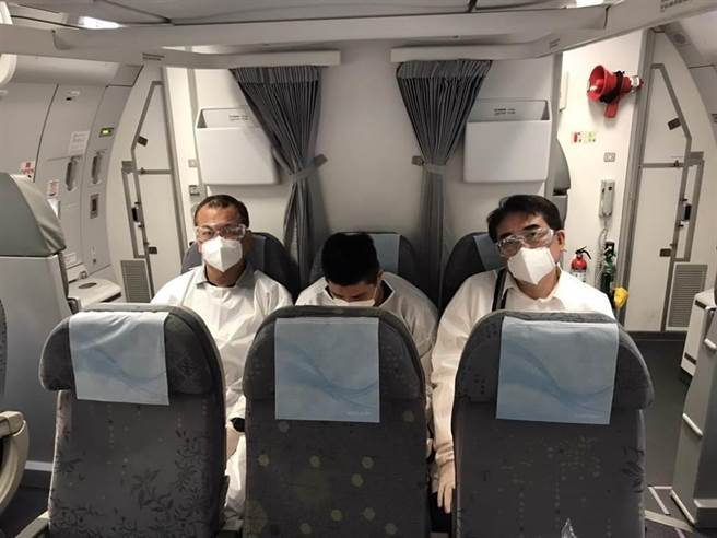 黄嫌班机于今晚间6点33分抵达松山机场，陆委会称，盼未来两岸可持续透过海峡两岸共同打击犯罪及司法互助协议，推动合作打击犯罪工作。图中间者为黄嫌。（报系资料照）