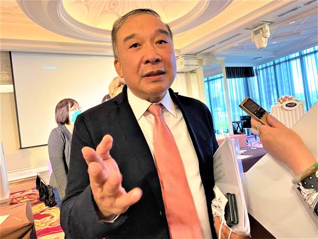 台中市不動產開發公會理事長林正雄直言「重稅比疫情還可怕」，明年推案量可能減少到2800億到2900億，市場呈「量減價微揚」的格局。（盧金足攝）
