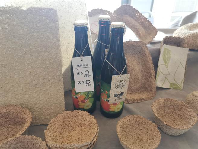 台南市楠西区密枝社区在台南艺术大学USR计画协助下，开发以水果废弃套袋、芒果皮再制的再生纸、碗盘。（刘秀芬摄）