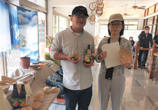 台南市楠西区密枝社区发展协会理事长江仲纬（左）说，在台南艺术大学USR计画协助下，水果废弃套袋、芒果皮也可再制成商品。（刘秀芬摄）