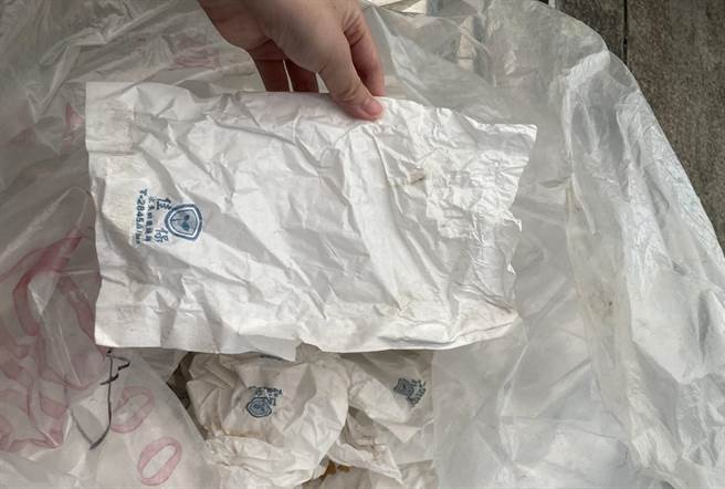 保护芒果的纸袋也可以再利用，打成纸浆，再制成手抄纸。（台南艺术大学提供／刘秀芬台南传真）