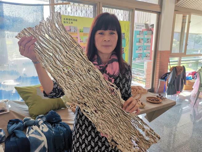 北寮社区拟将构树皮制成DIY材料包。（刘秀芬摄）