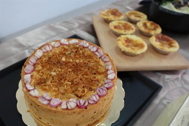 七股區農會色照顧站長輩學作西式紅蔥頭美食。（劉秀芬攝）