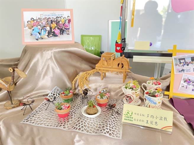 七股區農會色照顧站8日舉行揭牌儀式，長輩展示上課作品。（台南市農業局提供／劉秀芬台南傳真）