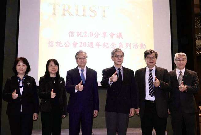 自左至右：合库银行副总经理吕瑞龄、信托公会秘书长吕蕙容、信托公会理事长雷仲达、金管会主委黄天牧、智障者家长总会常务理事陈诚亮、国泰世华银行协理赵子仁。（图／信托公会提供）

