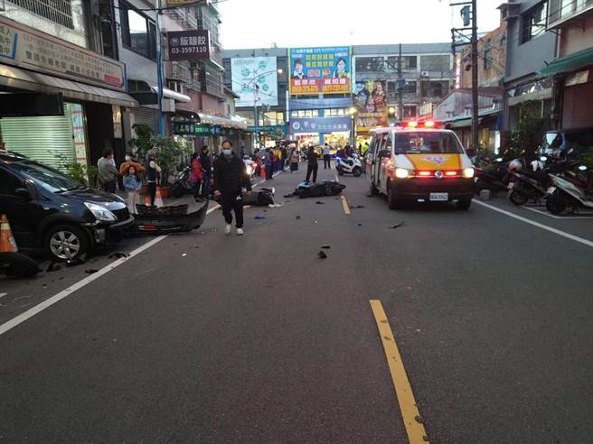 桃园市龟山区22岁许姓男子没有驾照，疑似对车况不熟，在龟山区公所前失控撞击路边多辆停放汽机车，又追撞前方21岁陈姓男子骑乘机车。警方获报到场，发现17辆车毁损。（翻摄照片）