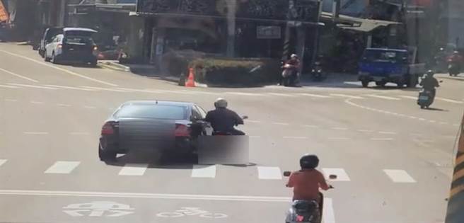 高雄林园死亡车祸。（翻摄照片／洪靖宜高雄传真）