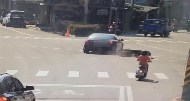 老翁跟小客车相撞后卷入车底。（翻摄照片／洪靖宜高雄传真）