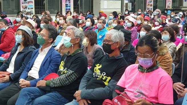 国民党立委吕玉玲办公投说明会，秋斗团体也到场参与。(吕筱蝉摄)