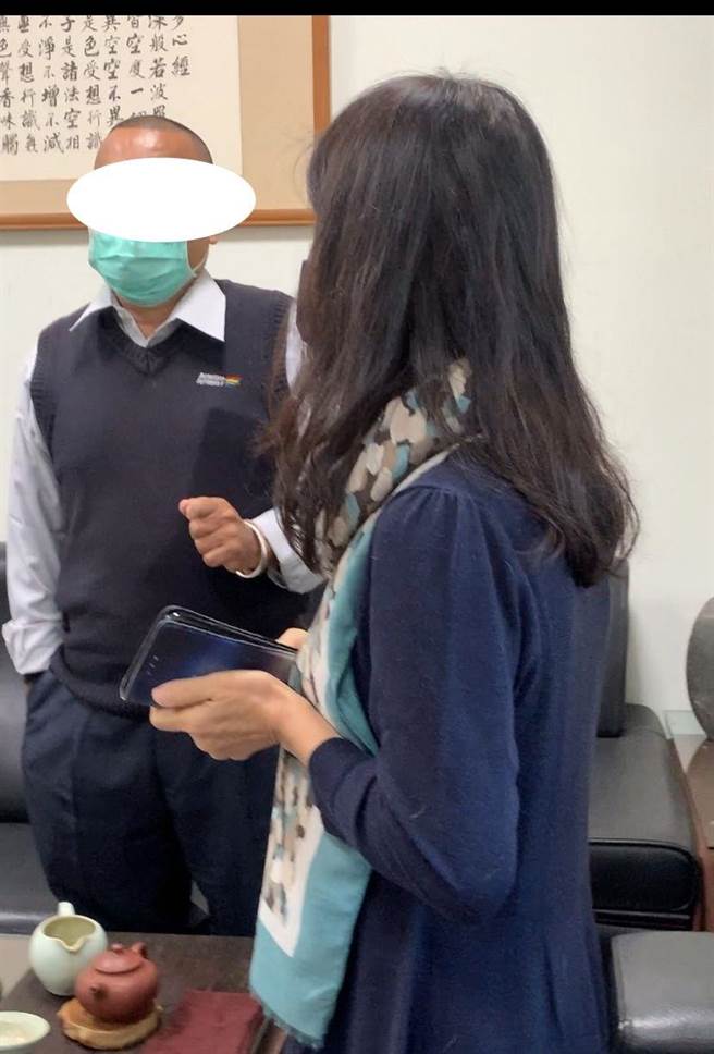 嘉县一名黄姓男子假冒总统特助游走山区两乡公所，遭警带回厘清。（翻摄照片／张亦惠嘉县传真）