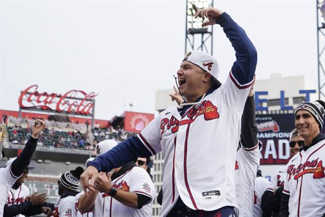 勇士队派德生(Joc Pederson)庆祝摘冠。（美联社资料照）