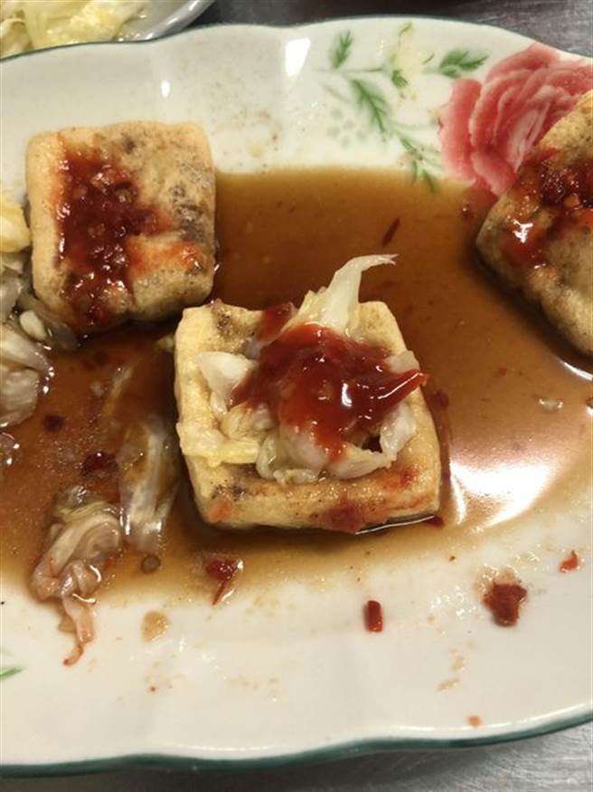 原PO吃臭豆腐習慣挖洞後塞泡菜，再加上辣椒、蒜頭。(圖／翻攝自PTT) 