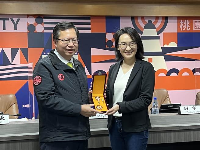 桃园市青年事务局前局长顏蔚慈辞职参选后荣获行政院三等功绩奖章，8日特别回桃园市政府，接受市长郑文灿表扬。(蔡依珍摄)