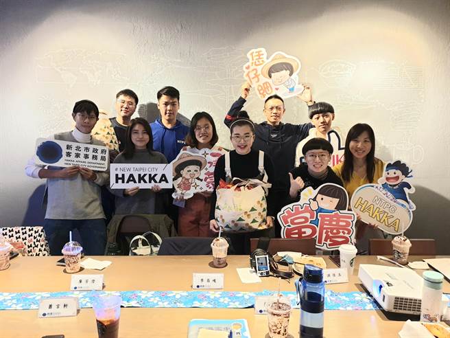 新北女性培力研習智庫團及主講者洪佳玉（前排右二）、賴盈媜（前排右一）合影留念。（新北市客家事務局提供）