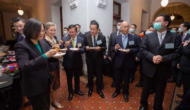 大啖美牛汉堡，蔡英文：进口9年没健康问题。(图/取自蔡英文脸书)