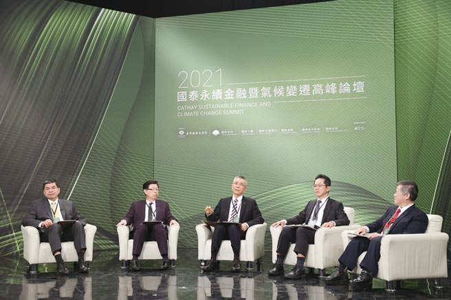 國內ESG三標竿企業領導人於國泰永續金融暨氣候變遷高峰論壇上分享心法，左起為國泰金總經理李長庚、鴻海董事長劉揚偉、信義房屋創辦人周俊吉。圖／信義房屋提供