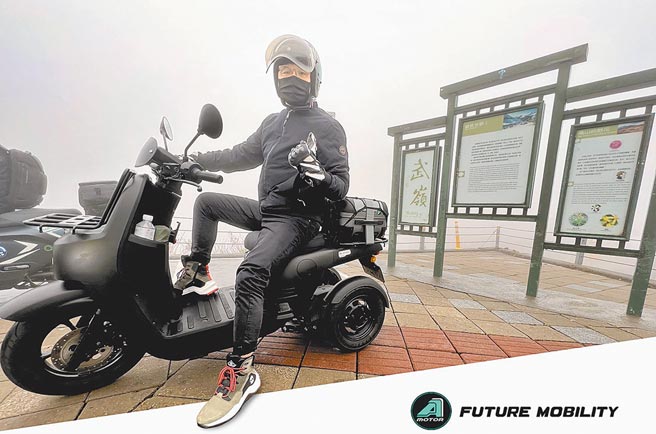 宏佳騰智慧電車執行長林東閔親自騎乘Ai-2 Gather+黑隱特仕版，從台中出發直上武嶺、壯遊合歡山活動，搶先成為首輛登上武嶺的三輪商務智慧電車。圖／宏佳騰提供