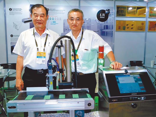 协立总经理林等廖（左）指出，激光雷射打标机强大打印功能，可应用各种外包装基板上印字。图／黄台中