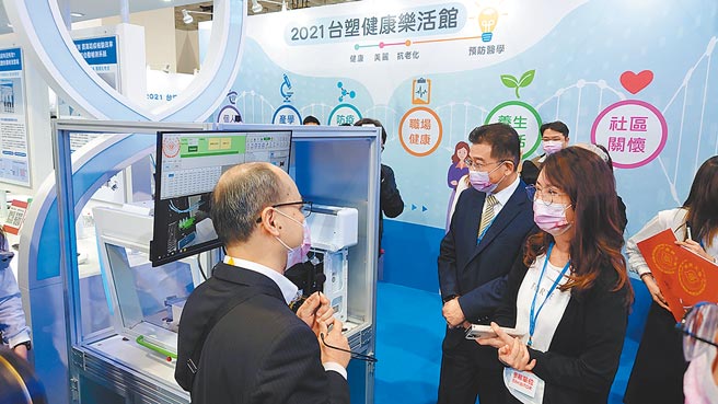 台塑生医董事长王瑞瑜（右）、台塑总管理处总经理林善志（中）参观工学院院长赖朝松（左）研发之「中和抗体的自动检测系统」。图／长庚大学提供