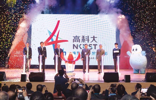 校長楊慶煜（右三）與110年校內表現績優師生及同仁擔任開幕儀式貴賓。圖／高科大提供