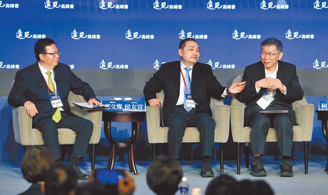 桃园市长郑文灿（左起）、新北市长侯友宜、台北市长柯文哲7日出席「城市防疫学」高峰会论坛。主持人开场提及3位市长是朝野政党的明日之星，不晓得2024年有没有可能出马竞选？语毕，侯友宜立刻用手指了一旁的柯文哲，露出费人猜疑的表情，另一边的郑文灿也笑笑地望向柯。（黄世麒摄）