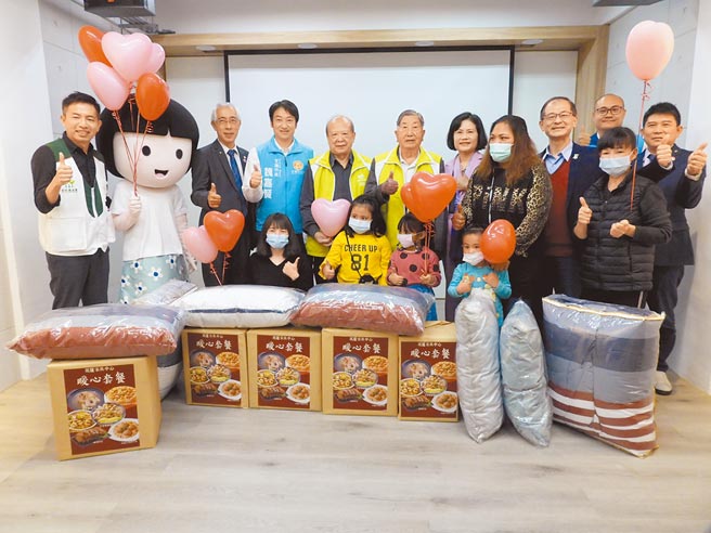 花莲家扶中心7日举办「传爱过好年」暖心套餐记者会，邀请受扶助家庭分享自己的故事，希望大眾能发挥爱心，帮助受助家庭过好年。（罗亦晽摄）