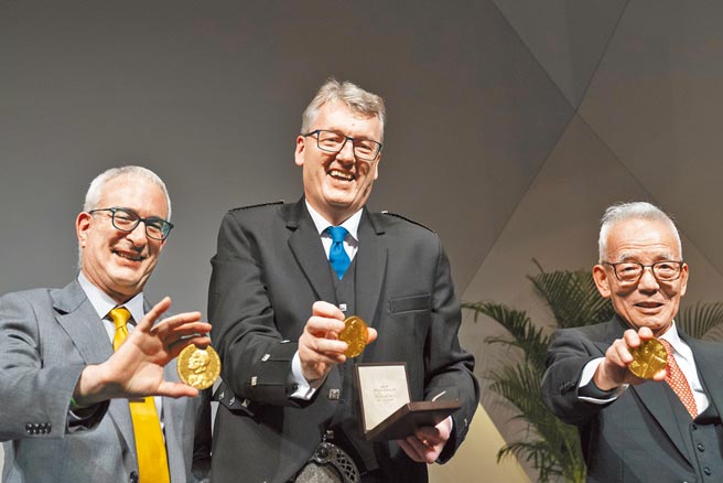 受新冠疫情影响，今年诺贝尔奖不在瑞典颁发，而是让得奖者就近领奖。经济学奖得主安格里斯特（左），化学奖得主麦克米伦（中）以及物理学奖得主日裔美籍气象学家真锅淑郎（右），6日在美国华府接受奖章和证书。（美联社）