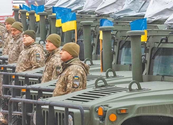 烏克蘭6日慶祝建軍節，烏國武裝部隊官兵在首都基輔展示新接收的美式裝備。（路透）