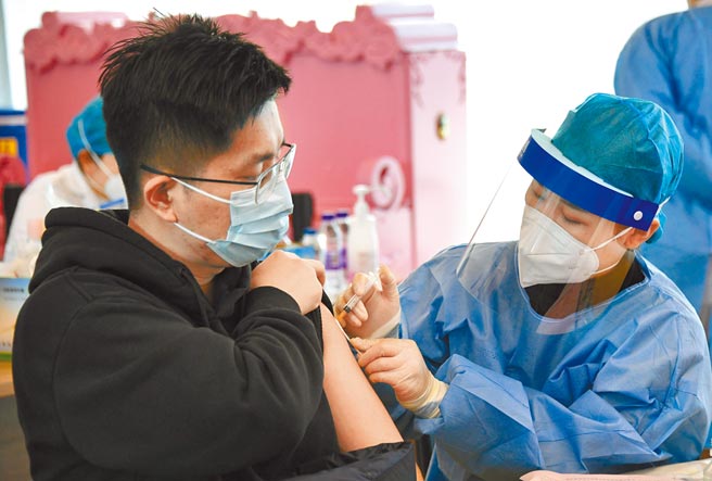 在北京市海國瑞業科技園的一家企業，醫護人員為企業員工接種新冠疫苗加強針。（新華社）