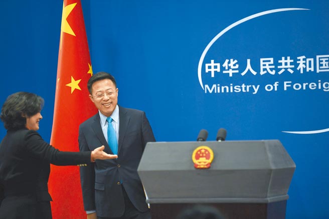 美国拜登政府以中国侵害人权为由，外交抵制2022年北京冬奥会。中国外交部发言人赵立坚（右）7日在例行记者会中回应，中方将坚决反制，美国将为错误行径付出代价」。（新华社）