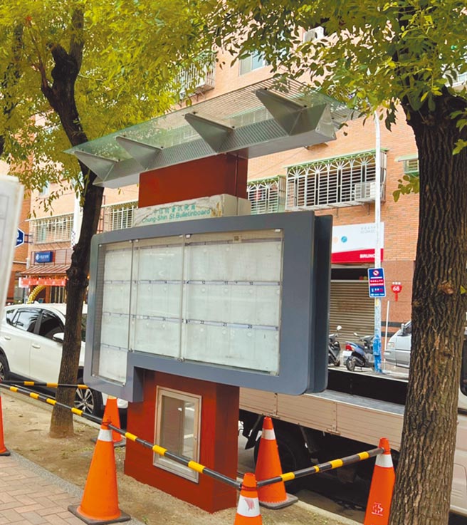 新北各公所收费广告栏出租率低，市府已请各公所未来减少广告栏数量。图为新庄区收费布告栏空空如也的场景。（戴上容摄）