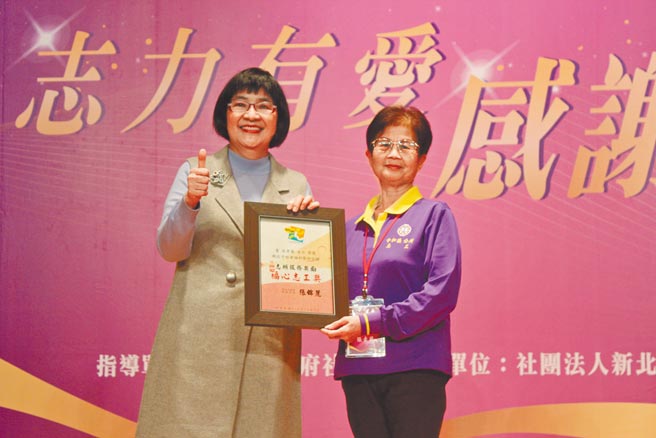 志工张素兰，义剪19年。（陈慰慈摄）