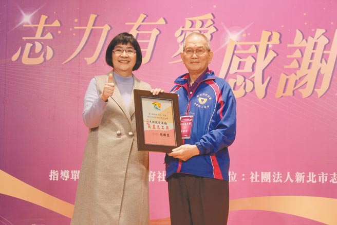 79岁的蔡胜雄，担任志工逾20年。（陈慰慈摄）