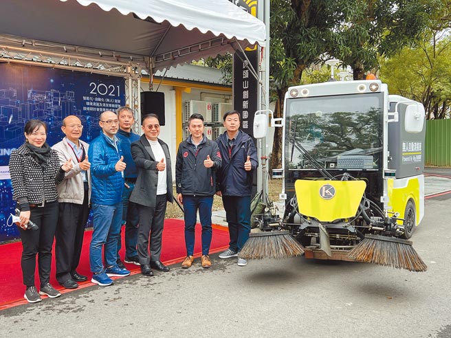 桃园市环保局在环保署支持下，于虎头山创新园区试办自驾扫街车，面对安妮人偶从路边窜出，能即时感应判断后停下，有助提升扫街安全。（蔡依珍摄）
